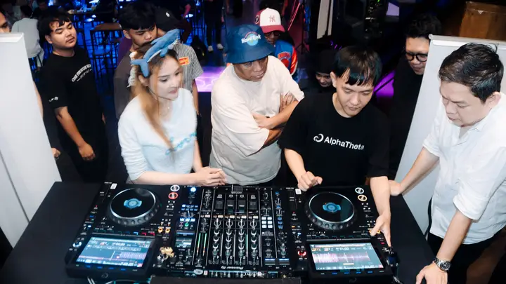 Hands-on session on the decks at The Lab